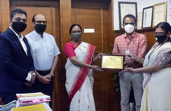 ഡോക്ടേഴ്‌സ് ദിനത്തില്‍ ഡോക്ടര്‍മാര്‍ക്ക് ആദരവുമായി ന്യൂ ഇന്ത്യന്‍ എക്‌സ്പ്രസും ലെക്‌സസും (വിഡിയോ)