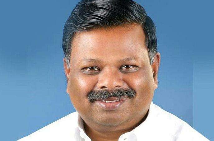 എംഎൽഎയുടെ വണ്ടിയിൽ വന്നിടിച്ചു, അത്യാവശ്യകാര്യമുണ്ടെന്ന് പറഞ്ഞ് നിർത്താതെ പോയി; എസ്ഐക്കെതിരെ പരാതി