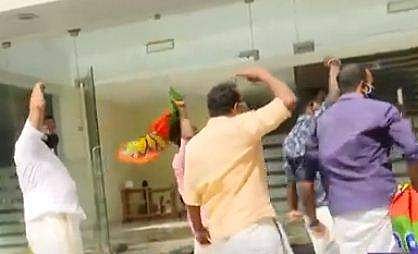 ശിവശങ്കറിന്റെ ഫ്ലാറ്റിന് നേരെ ആക്രമണം; കവാടത്തിൽ കരി ഓയിൽ ഒഴിച്ചു; വാതിലിന്റെ ചില്ലുകൾ തകർത്തു