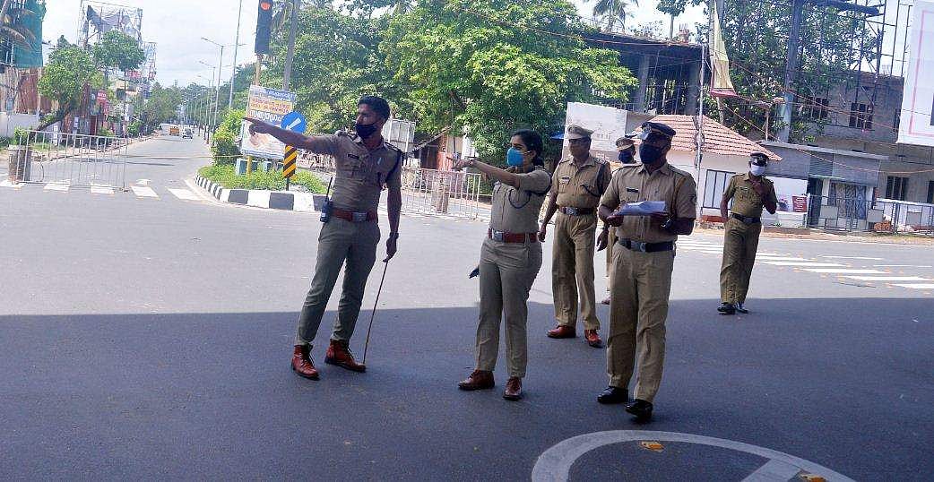 രാത്രി ഏഴിന് ശേഷം പുറത്തിറങ്ങരുത് ; അഞ്ച് ജില്ലകളിലെ നിയന്ത്രിത സോണുകളിൽ ഇന്നുമുതൽ ട്രിപ്പിൾ ലോക്ക്ഡൗൺ
