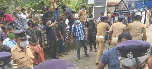 സ്വപ്‌നയും സന്ദീപും കൊച്ചിയിലെ എന്‍ഐഎ ആസ്ഥാനത്ത്; വഴിനീളെ പ്രതിഷേധം; അക്രമാസക്തം; ലാത്തിച്ചാര്‍ജ്