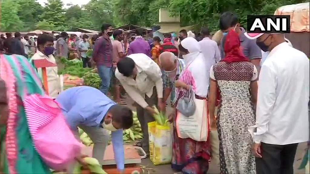 അര്‍ധരാത്രി മുതല്‍ ലോക്ക്ഡൗണ്‍; ജനങ്ങള്‍ കൂട്ടത്തോടെ മാര്‍ക്കറ്റില്‍, പൂനെയില്‍ സാധനങ്ങള്‍ക്ക് വില കുതിച്ചുയരുന്നു