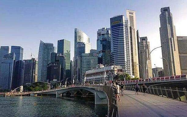 കോവിഡ് നിയന്ത്രണങ്ങൾ ലംഘിച്ചു; 10 ഇന്ത്യക്കാരെ സിം​ഗപ്പുർ നാടുകടത്തി; ഇനി രാജ്യത്തേക്ക് പ്രവേശനമില്ല