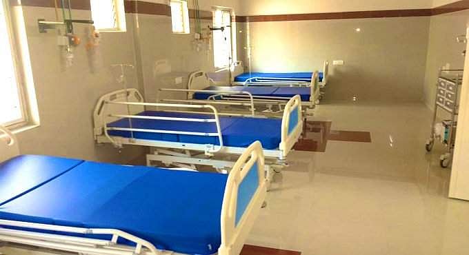 'മകന് പനി, ആശുപത്രിയില്‍ ഒരു കിടക്ക പോലും കിട്ടുന്നില്ല'; മുഖ്യമന്ത്രിയുടെ വസതിക്ക് മുന്നില്‍ പിതാവിന്റെ പ്രതിഷേധം