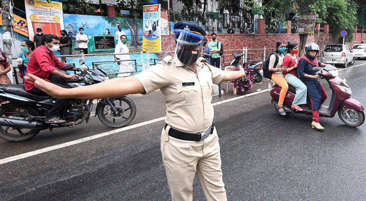 തിരുവനന്തപുരത്ത് സ്ഥിതി അതീവ ഗുരുതരം, നിയന്ത്രണങ്ങള്‍ കടുപ്പിക്കുന്നു, ചിറയന്‍കീഴും കഠിനംകുളവും കണ്ടെയ്ന്‍മെന്റ് സോണ്‍; കരുംകുളം പഞ്ചായത്ത് അടച്ചിടും 