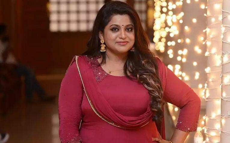 'നീ ഏതവൻ ആയാലും 24 മണിക്കൂറിനുള്ളിൽ അനുഭവിക്കും'; അശ്ലീലകമന്റ് പോസ്റ്റ് ചെയ്തയാളെ തുറന്നു കാട്ടി വീണ നായർ