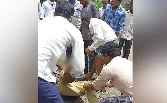 ബൈക്കില്‍ തൊട്ടതിന് ദലിത് യുവാവിനെ നഗ്നനാക്കി, വടിയും ഷൂവും കൊണ്ട് ക്രൂരമായി മര്‍ദ്ദിച്ചു; ആള്‍ക്കൂട്ട ആക്രമണം