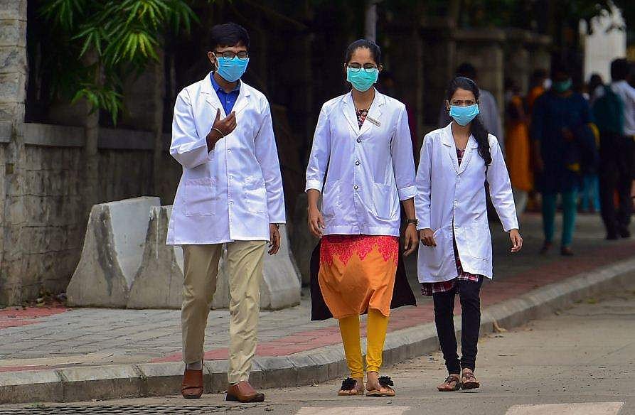 9പേര്‍ വെന്റിലേറ്ററില്‍,53പേര്‍ ഐസിയുവില്‍; സംസ്ഥാനത്ത് കോവിഡ് ചികിത്സയിലുള്ളത് 8,818പേര്‍, ആശങ്ക