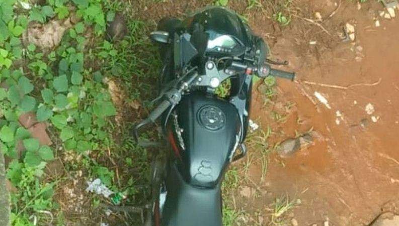 ഒരുവിധത്തില്‍ ഹാന്‍ഡ് ലോക്ക് പൊട്ടിച്ചു, ബൈക്ക് സ്റ്റാര്‍ട്ടായില്ല; സിസിടിവിയില്‍ കുടുങ്ങി മോഷ്ടാക്കള്‍