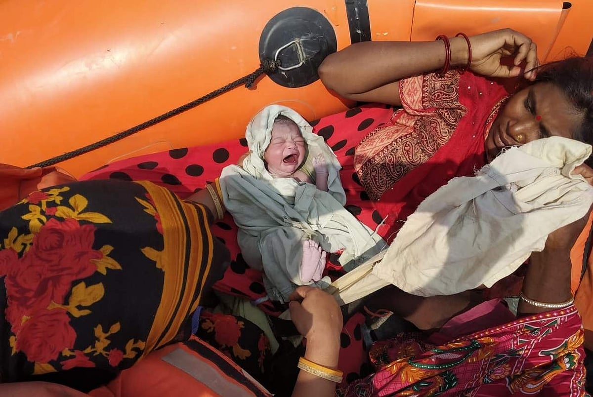 ചുറ്റും പ്രളയജലം; 25കാരിക്ക് രക്ഷാ ബോട്ടില്‍ പ്രസവം (വീഡിയോ)