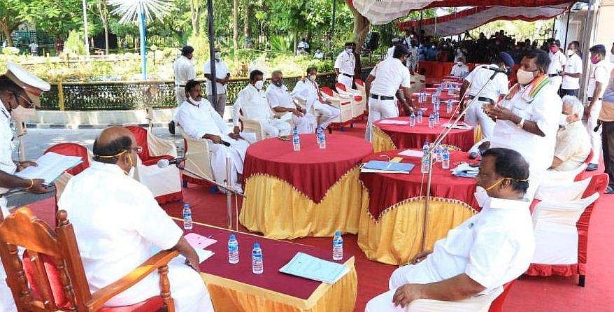 മരച്ചുവട്ടിൽ നിയമസഭാ സമ്മേളനം; എംഎൽഎയ്ക്ക് കോവിഡ് സ്ഥിരീകരിച്ചതോടെ പുതിയ പരീക്ഷണവുമായി പുതുച്ചേരി