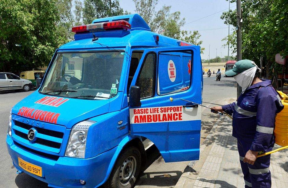 കോവിഡ് ഭീതിയില്‍ ആംബുലന്‍സില്‍ കയറ്റാന്‍ ആരും തയ്യാറായില്ല, കുഴഞ്ഞ് വീണ് കിടന്നത് അരമണിക്കൂര്‍; വൈറസ് സംശയിക്കുന്നയാള്‍ക്ക് ദാരുണാന്ത്യം
