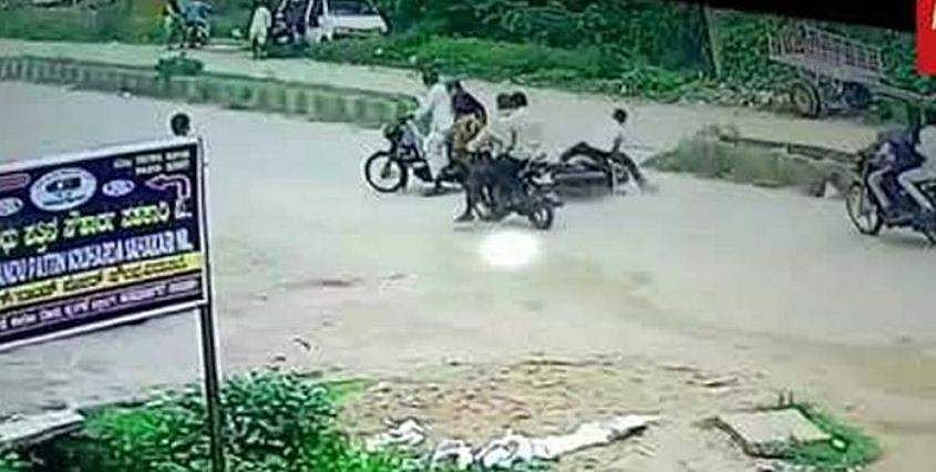 തുരുതുരെ കൂട്ടിയിടി, ഒന്നിനു പിറകേ ഒന്നായി നാലു ബൈക്കുകൾ ; അത്യപൂർവ അപകടം ( വീഡിയോ)
