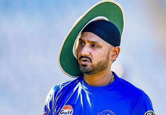 ‘അയൽക്കാരുടേയും പണം ഞാൻ അടയ്ക്കണോ‘- കറണ്ട് ബില്ലിൽ ‘ഷോക്കടിച്ച്‘ ഹർഭജൻ 