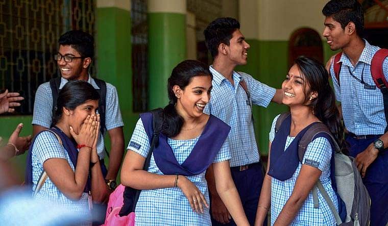 പ്ലസ് വണ് പ്രവേശനം : അപേക്ഷ നാളെ മുതല്, നടപടിക്രമങ്ങള് ഇങ്ങനെ...
