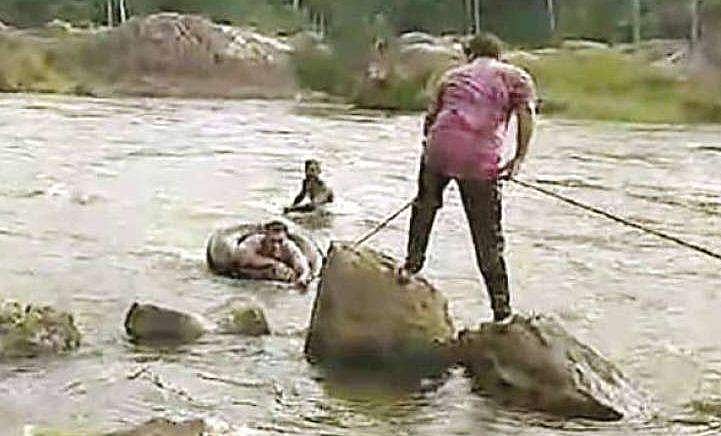ഡാം തുറക്കുന്നതറിയാതെ പുഴയില്‍ കുളി, ഒഴുക്കില്‍പ്പെട്ട യുവാക്കള്‍ പാറയില്‍ അഭയം തേടി, നിലവിളി; വടമെറിഞ്ഞ് നാട്ടുകാര്‍ രക്ഷിച്ചു