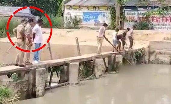 കനാലില്‍ വീണ അജ്ഞാത മൃതദേഹം കുട്ടികളെ കൊണ്ടു എടുപ്പിച്ചു; മേല്‍നോട്ടം പൊലീസ്; വിവാദം (വീഡിയോ)