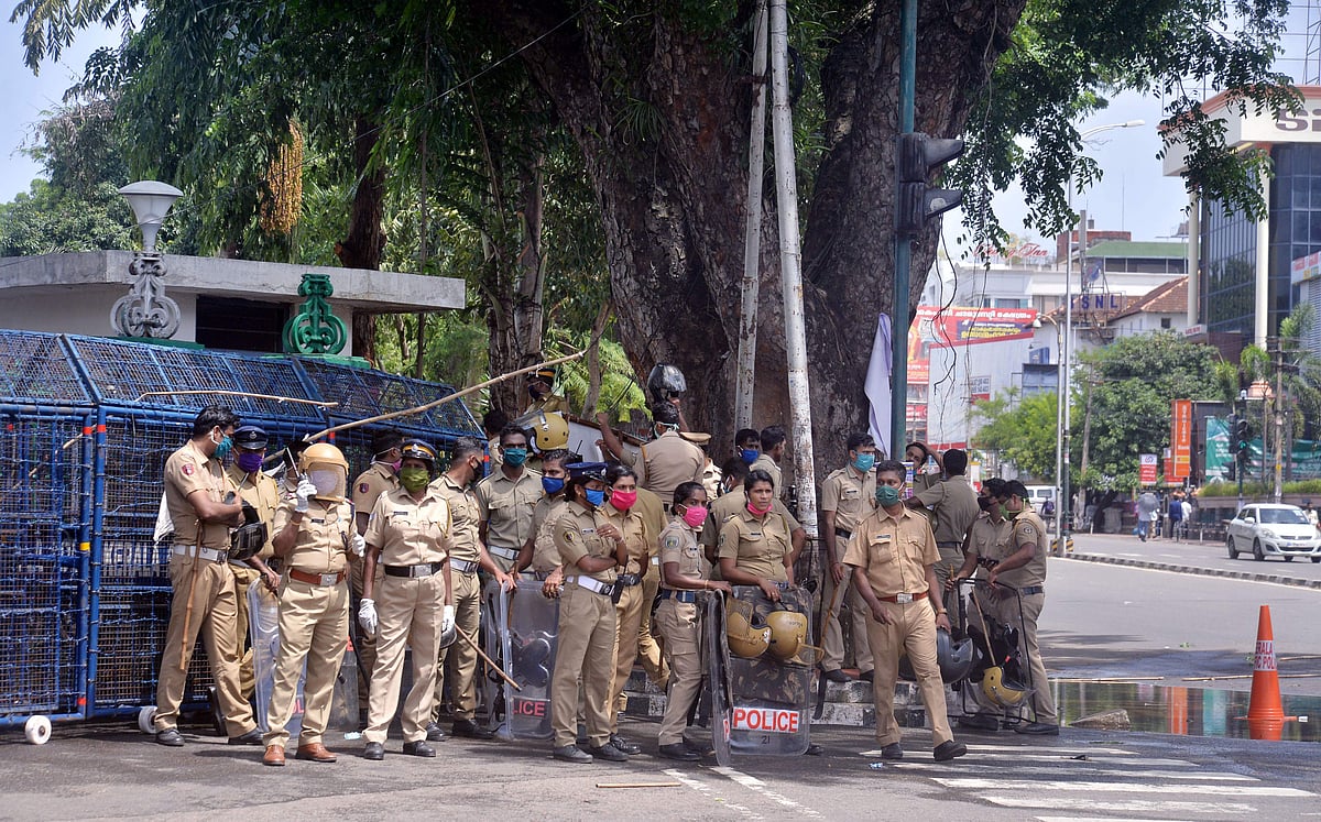 സെക്രട്ടറിയേറ്റ് ഗേറ്റിലെ പൊലീസുകാരന് കോവിഡ്; നിയന്ത്രണങ്ങള്‍ കര്‍ശനമാക്കും; ഇ ഫയല്‍ ഉപയോഗങ്ങള്‍ വര്‍ദ്ധിപ്പിക്കുമെന്ന് മുഖ്യമന്ത്രി