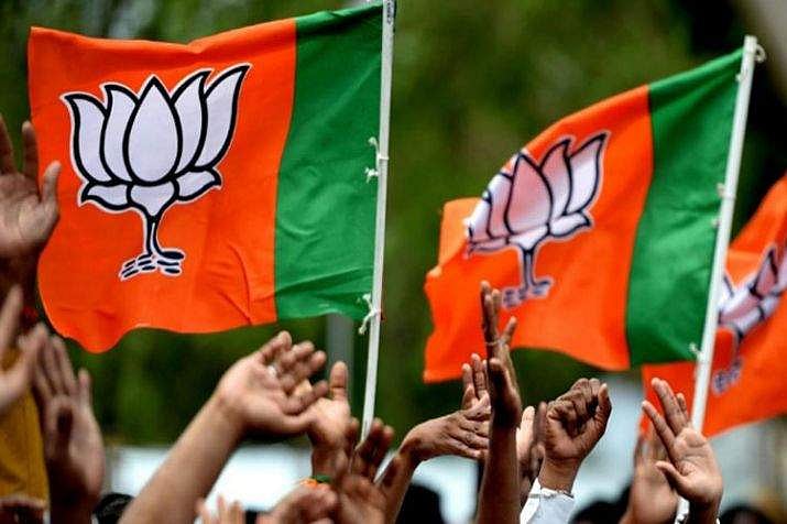 ബിജെപി നേതാവിന്റെ മൃതദേഹം മരത്തില്, കൊലപാതകമെന്ന് ആരോപണം; പിന്നില് തൃണമൂലെന്ന് പാര്ട്ടി