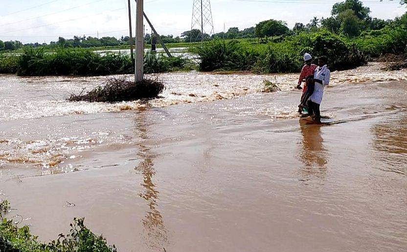 കലിതുള്ളി മഴ ; കുറ്റ്യാടിയിൽ വെള്ളപ്പൊക്കം, കടകളും വീടുകളും വെള്ളത്തിൽ ; മീനച്ചിലാറ്റിൽ ജലനിരപ്പുയർന്നു