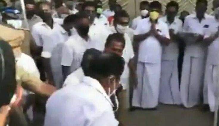 കോവിഡ് ഭേദമായ മന്ത്രിക്ക് വമ്പിച്ച സ്വീകരണം, പടക്കം പൊട്ടിക്കല്‍; കോവിഡ് മാനദണ്ഡം ലംഘിച്ച് തടിച്ചുകൂടി നൂറുകണക്കിന് പ്രവര്‍ത്തകര്‍ ( വീഡിയോ)
