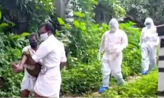 ശരീരം തളർന്ന യുവാവിന് കോവിഡ്; ആശുപത്രിയിലേക്ക് കൊണ്ടുപോയത് രോ​ഗം ബാധിച്ച രണ്ട് പേർ; നന്മ വറ്റാത്ത മനുഷ്യരും ഇവിടെയുണ്ട്