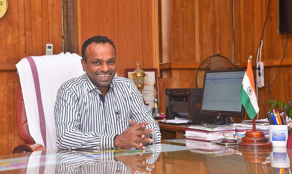 കളക്ടറേറ്റില്‍ കോവിഡ് ബാധിതനുമായി സമ്പര്‍ക്കമുള്ളയാളെത്തി; കൊല്ലം കളക്ടര്‍ ക്വാറന്റൈനില്‍