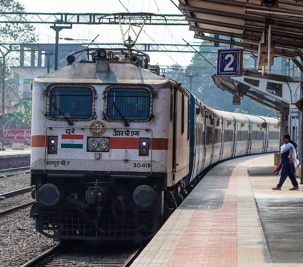 കോവിഡ് ബാധിതൻ ജനശതാബ്ദി എക്‌സ്പ്രസില്‍ , റിസള്‍ട്ട് അറിഞ്ഞത് തൃശൂരിലെത്തിയപ്പോള്‍, കൊച്ചിയിലിറക്കി, കമ്പാര്‍ട്ടുമെന്റുകള്‍ സീല്‍ ചെയ്തു