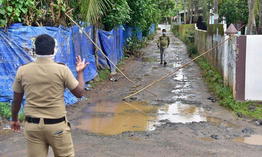 കൊച്ചി ട്രിപ്പിള്‍ ലോക്ക്ഡൗണിലേക്ക്?; സമ്പര്‍ക്കത്തിലൂടെ രോഗബാധ വര്‍ധിക്കുന്നു, ഓട്ടോ ഡ്രൈവര്‍ക്ക് കോവിഡ്, നാളെ മുതല്‍ കര്‍ശന പരിശോധന 
