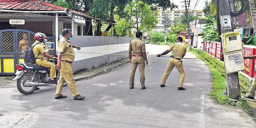 ഉറവിടം അറിയാത്ത രോഗികളിൽ നിന്ന് കോവിഡ് പടർന്നത് 17 പേർക്ക് , കൊച്ചിയിൽ അതീവ ജാഗ്രത ; ട്രിപ്പിൾ ലോക്ക്ഡൗൺ സാധ്യത തള്ളാതെ മന്ത്രി