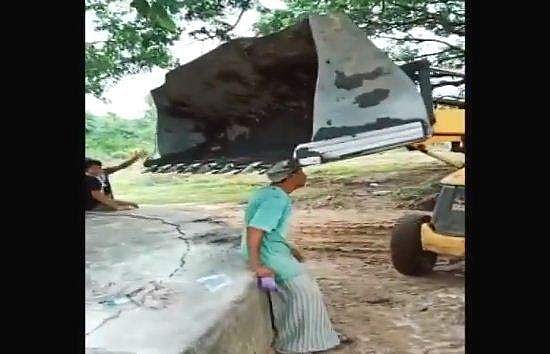 ജെസിബികൊണ്ട് ആളെ അടിച്ചിട്ടു; ഞെട്ടിക്കുന്ന ദൃശ്യം, കേസ്