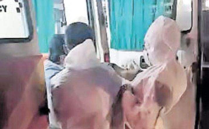 ആംബുലൻസ് ഡ്രൈവറെ ഇടിച്ചു വീഴ്ത്തി പ്രവാസി ഇറങ്ങിയോടി; പൊലീസ് സഹായത്തോടെ കീഴ്പ്പെടുത്തി