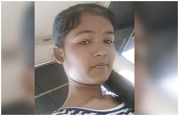 നടപ്പാതയിലെ ജീവിതം; തെരുവ് വിളക്ക് വെട്ടത്തിലെ പഠനം; മിന്നുന്ന പത്താംക്ലാസ് വിജയം ഈ പെൺകുട്ടിക്ക് നൽകിയത് പുതിയ ഫ്ലാറ്റ്