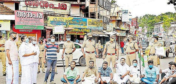 എംഎൽഎ കോവിഡ് മാനദണ്ഡങ്ങൾ ലംഘിച്ചെന്നാരോപിച്ച് മാസ്ക് പോലുമില്ലാതെ പ്രതിഷേധം; യൂത്ത് കോൺ​ഗ്രസുകാർക്കെതിരെ അതേ കുറ്റത്തിന് കേസ്