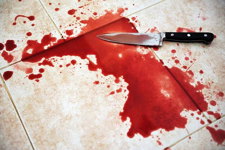 കത്തി കൊണ്ട് തലയ്ക്ക് ഇടിച്ചു, 45കാരന്റെ ജനനേന്ദ്രിയം ഛേദിച്ചു; മൃതദേഹം കമ്പിളി ഉപയോഗിച്ച് മൂടിയ നിലയില്‍, ഭാര്യ അറസ്റ്റില്‍ 