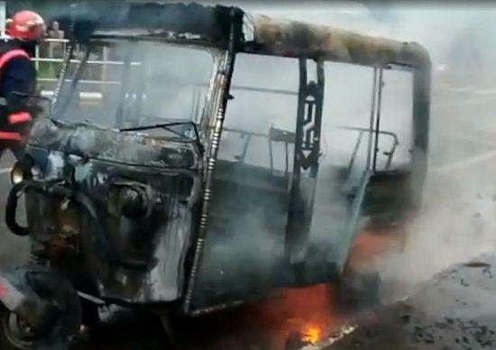 കോഴിക്കോട്ട് രോഗിയുമായി പോയ ഓട്ടോ കത്തിനശിച്ചു; യാത്രക്കാരും ഡ്രൈവറും അത്ഭുതകരമായി രക്ഷപ്പെട്ടു ( ചിത്രങ്ങള്‍) 