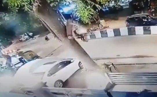 ഐസ്‌ക്രീം കഴിക്കുന്നതിനിടെ വളര്‍ത്തുനായ ദേഹത്തേയ്ക്ക് ചാടി; ബിഎംഡബ്ല്യൂ കാര്‍ ഇടിച്ച് നാലുപേര്‍ക്ക് ഗുരുതര പരിക്ക്, ഫാഷന്‍ ഡിസൈനര്‍ അറസ്റ്റില്‍ (വീഡിയോ) 