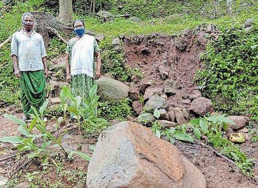 70 അടിയിലേറെ ഉയരത്തില്‍ നിന്ന് കൂറ്റന്‍ പാറ വീണു; നാലംഗ കുടുംബം രക്ഷപ്പെട്ടത് തലനാരിഴയ്ക്ക് 