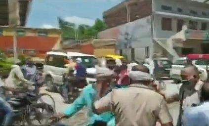 മാസ്‌ക് ധരിച്ചില്ല; ആളുകള്‍ സാമൂഹിക അകലം പാലിച്ചില്ല; റോഡിലിറങ്ങി പൊലീസ് അടിയോട് അടി  ( വീഡിയോ)