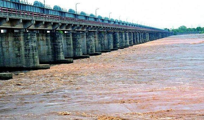 52കാരന്‍ കോവിഡ് ബാധിച്ച് മരിച്ചു; ഭാര്യയും മക്കളും നദിയില്‍ ചാടി ആത്മഹത്യ ചെയ്തു