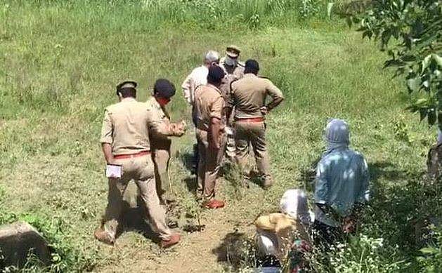 ബലാത്സം​ഗത്തിന് ശേഷം കഴുത്ത് അറുത്തുമാറ്റി; വറ്റിയ കുളത്തിൽ 17 കാരിയുടെ മൃതദേഹം; യുപിയിൽ പത്ത് ദിവസത്തിനിടെ രണ്ടാമത്തെ അരുംകൊല