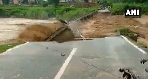 കനത്തമഴയില്‍ രണ്ടു പാലങ്ങള്‍ ഒലിച്ചുപോയി; ഒറ്റപ്പെട്ട് 200 ഗ്രാമങ്ങള്‍ ( വീഡിയോ)