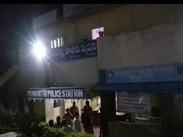 മൊബൈല്‍ ഫോണ്‍ മോഷ്ടിച്ചെന്ന് ആരോപണം, ദലിത് യുവാവിനെ മര്‍ദിച്ചു, തല മൊട്ടയടിച്ചു; സിനിമാ നിര്‍മാതാവിനെതിരെ പരാതി