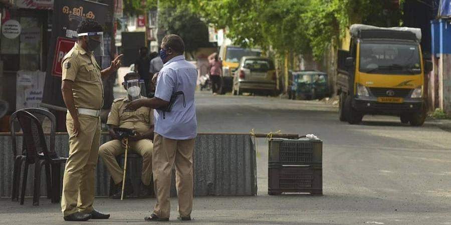 കണ്ടെയ്ന്‍മെന്റ് സോണ്‍ ഇനി പൊലീസിന് കീഴില്‍; അകത്തേക്കും പുറത്തേക്കും പ്രവേശനമില്ല, നിയന്ത്രണങ്ങള്‍ കടുപ്പിച്ച് സര്‍ക്കാര്‍