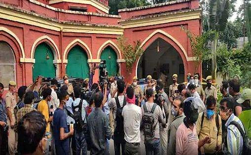 പാവയുടെ തലയോട്ടി, വികൃതമായ ചിത്രങ്ങള്‍, ഉടഞ്ഞ കണ്ണാടി; ഇരട്ടക്കൊലപാതകത്തില്‍ നാലു മണിക്കൂര്‍ കൊണ്ട് ചുരുളഴിച്ച് പൊലീസ്