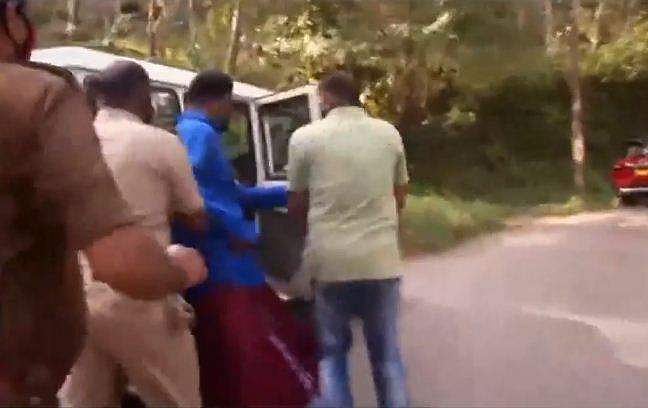 ഇരട്ടക്കൊലപാതകം: വീട് വളഞ്ഞ് ഡിവൈഎഫ്‌ഐക്കാര്‍, മുഖ്യപ്രതിയെന്ന് സംശയിക്കുന്നയാള്‍ കസ്റ്റഡിയില്‍