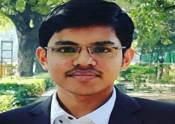 മകന്റെ പഠനത്തിനായി വീട് വിറ്റു, വാടക വീട്ടിലേക്കെത്തിയത് ഒന്നാം റാങ്കിന്റെ തിളക്കം; പെട്രോള്‍ പമ്പ് ജീവനക്കാരന്റെ മകന് സിവില്‍ സര്‍വീസില്‍ മികച്ച നേട്ടം, വിജയ കഥ
