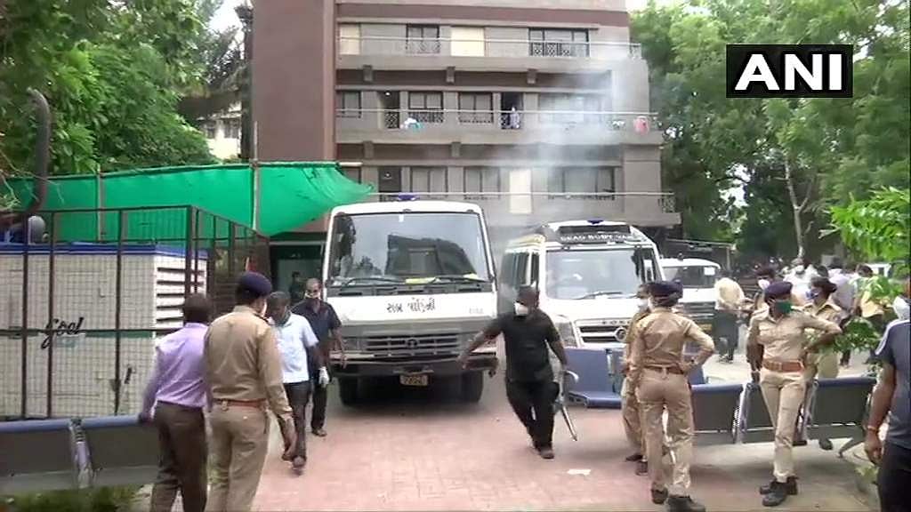 കോവിഡ് ആശുപത്രിയില് തീപിടിത്തം; എട്ട് രോഗികള് മരിച്ചു; 40 പേര്ക്ക് പൊള്ളലേറ്റു
