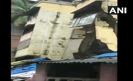 പേമാരി പെയ്ത്തില്‍ തകര്‍ന്നുവീണ് വന്‍കെട്ടിടം (വീഡിയോ)