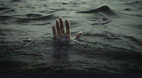 എളങ്കുന്നപ്പുഴയിൽ വള്ളം മറിഞ്ഞ് കാണാതായ ഒരാളുടെ മൃതദേഹം തീരത്തടിഞ്ഞു; രണ്ട് പേർക്കായി തിരച്ചിൽ തുടരുന്നു